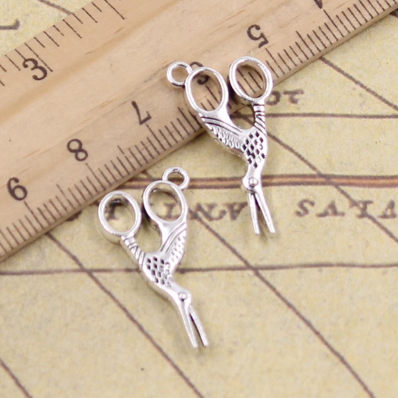Vintage Fashion Finds - 매력 바느질 가위 28x15mm 골동품 청동