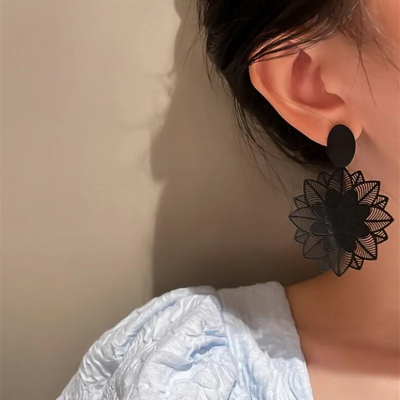 레트로 패션 블랙 속이 빈 레이스 꽃 드롭 댕글 귀걸이 - Vintage Fashion Korea 리뷰 및 가격